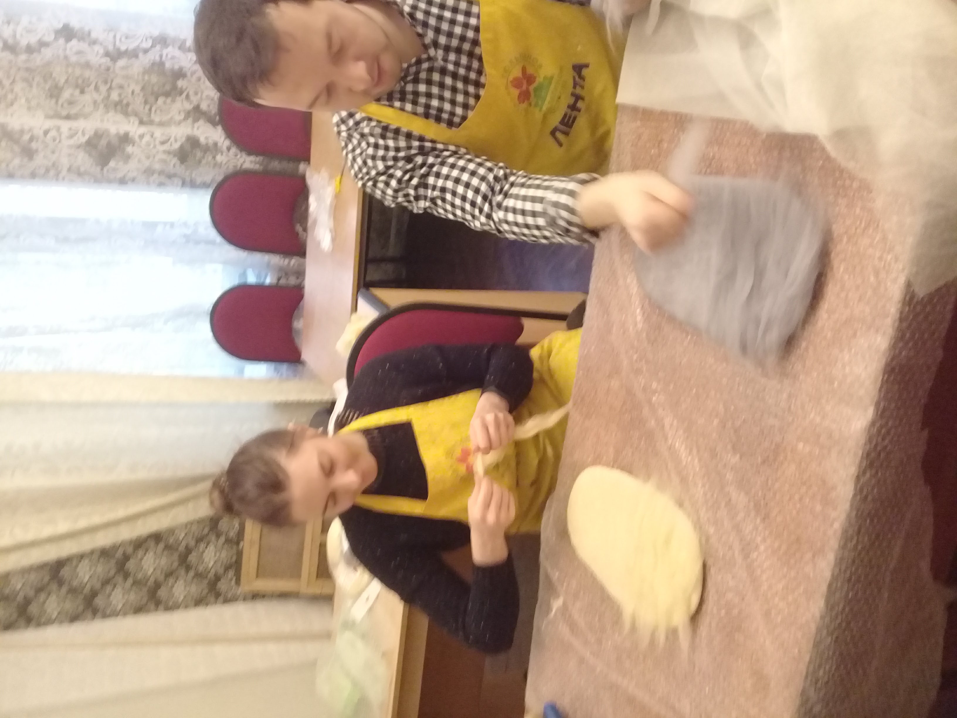 пара мужчина и женщина сидят за столом и валяют тапочки