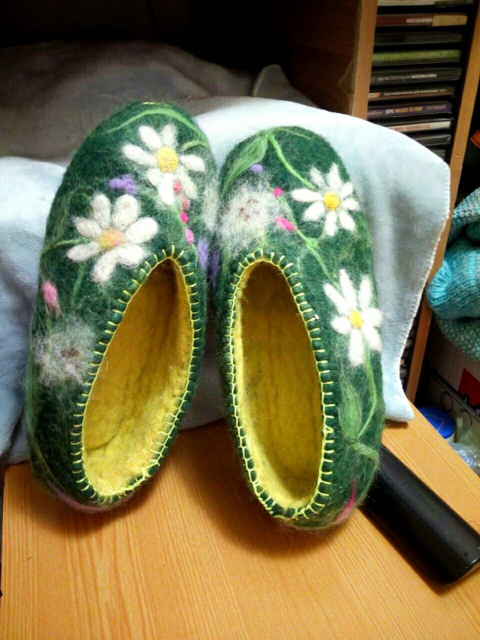 зелёные тапочки с цветком